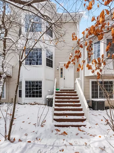 34 S Macgillis Dr, Round Lake, IL 60073