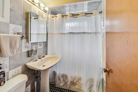 Bath - 6422 Sinclair Ave, Berwyn, IL 60402 photo 1 of 3