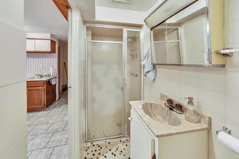 Bath - 6422 Sinclair Ave, Berwyn, IL 60402 photo 3 of 3