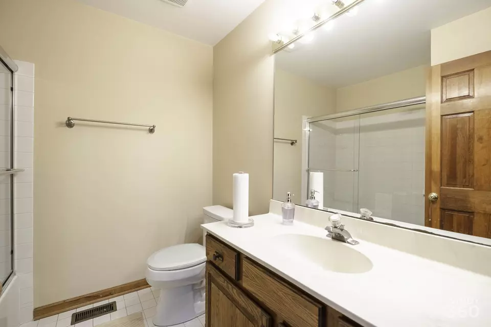 Bath - 285 Benton Ln, Bloomingdale, IL 60108 photo 3 of 3