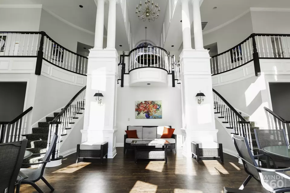 Entry Way - 285 Benton Ln, Bloomingdale, IL 60108 photo 2 of 3