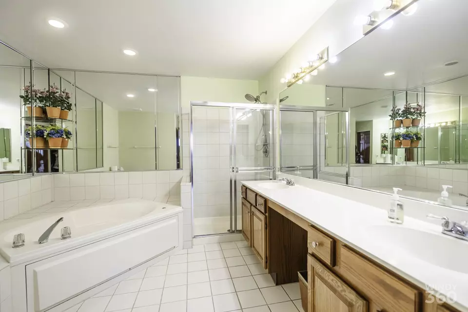 Bath - 285 Benton Ln, Bloomingdale, IL 60108 photo 2 of 3