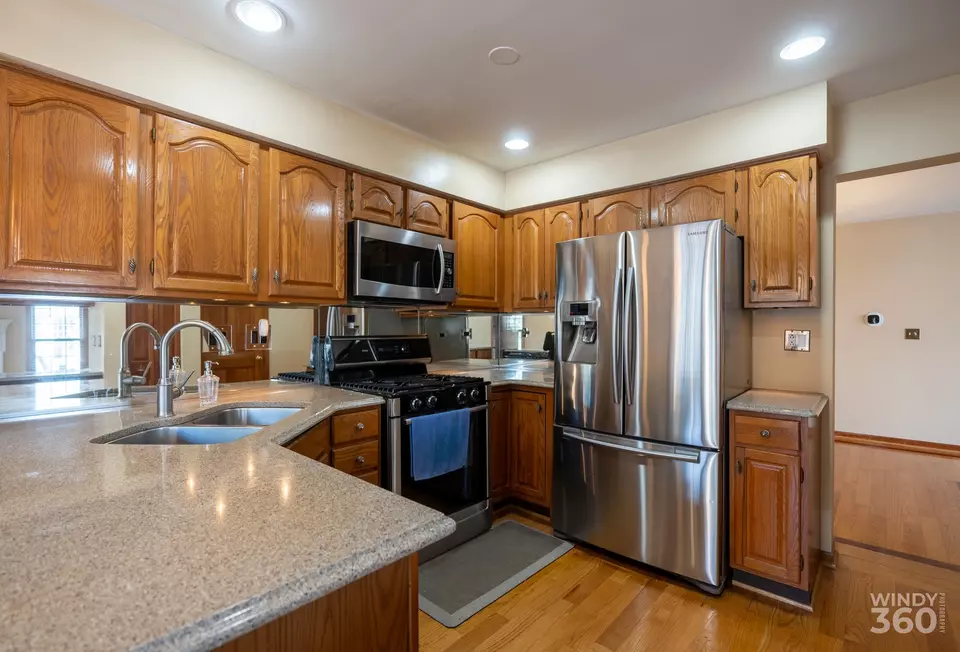 Kitchen - 285 Benton Ln, Bloomingdale, IL 60108 photo 3 of 4