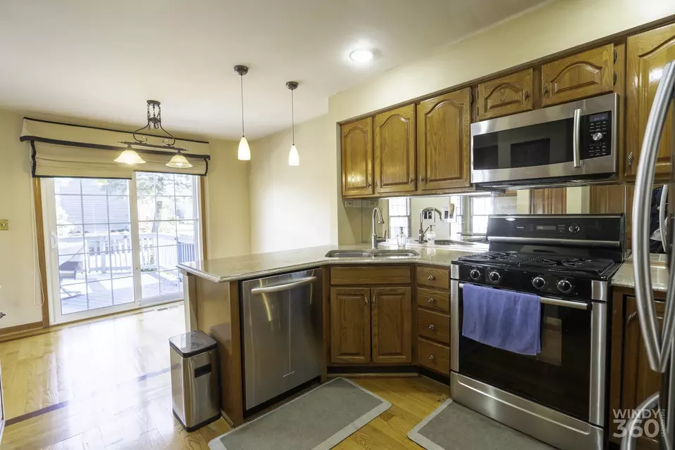 Kitchen - 285 Benton Ln, Bloomingdale, IL 60108 photo 4 of 4