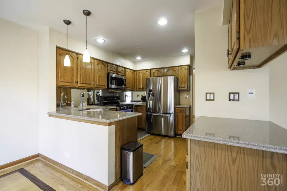 Kitchen - 285 Benton Ln, Bloomingdale, IL 60108 photo 2 of 4