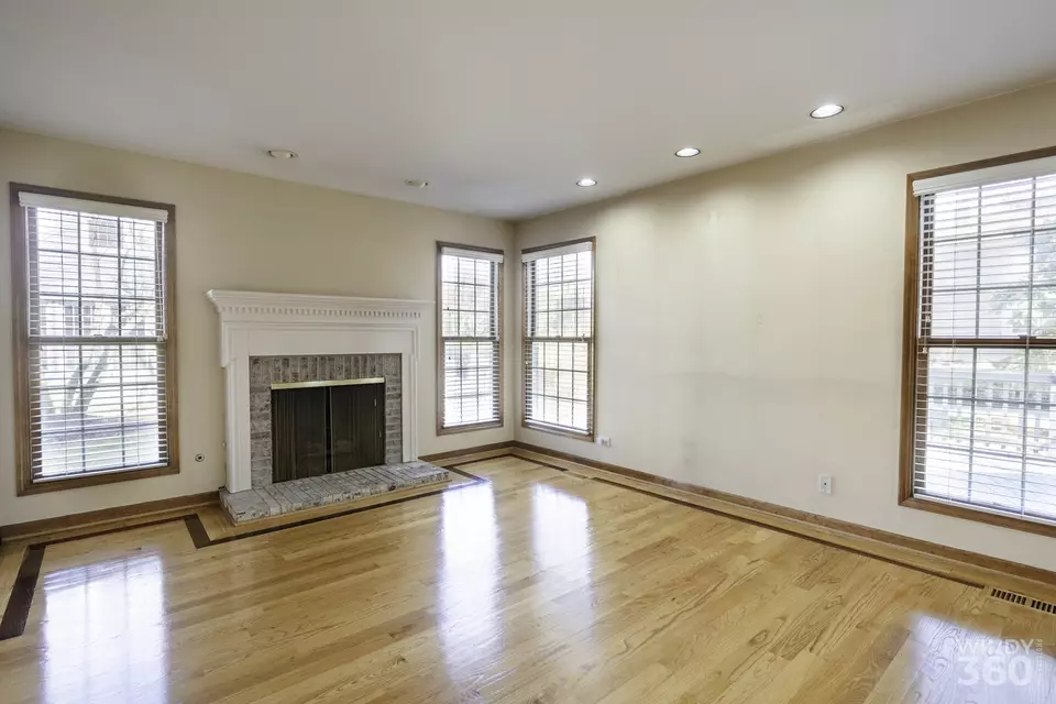 Living - 285 Benton Ln, Bloomingdale, IL 60108 photo 1 of 2