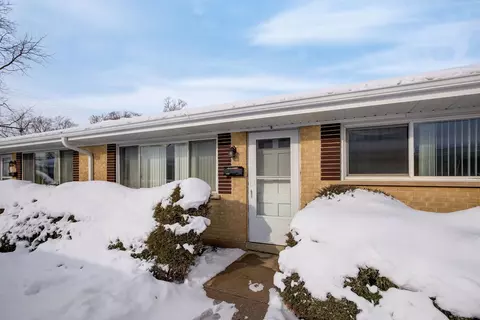 839 Valley Stream Dr #B, Wheeling, IL 60090