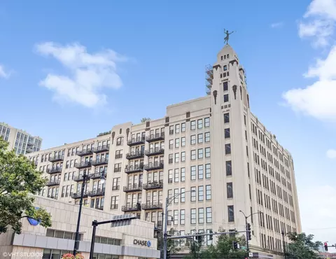 758 N Larrabee St #203, Chicago, IL 60654