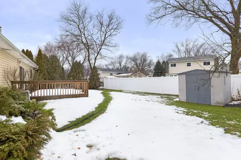 Exterior - 1233 E Hull Dr, Wheaton, IL 60189 photo 5 of 5