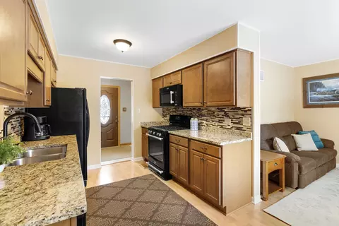 Kitchen - 1233 E Hull Dr, Wheaton, IL 60189 photo 4 of 4