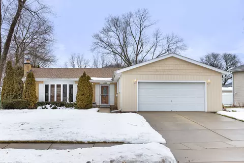 1233 E Hull Dr, Wheaton, IL 60189