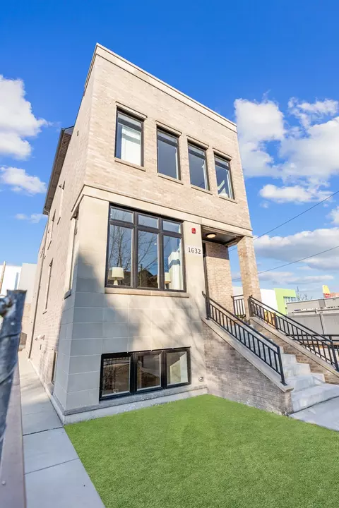 1632 W Wolfram St, Chicago, IL 60657