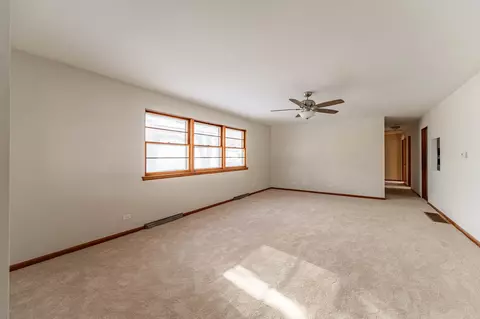 391 Mcclure Ave, Elgin, IL 60123 photo 2