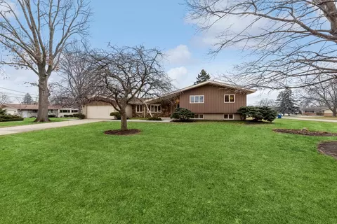1525 Columbine Dr, Schaumburg, IL 60173
