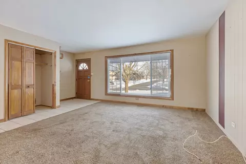 1950 Ashley Rd, Hoffman Estates, IL 60169 photo 2
