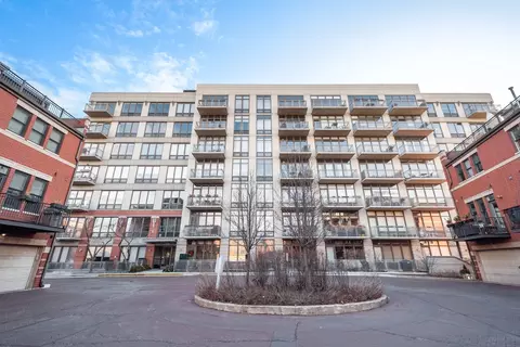 1000 N Kingsbury St #208, Chicago, IL 60610