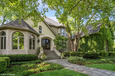 8 S300 Shires Ct, Naperville, IL 60540