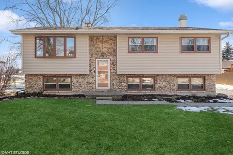 1803 Fairfield Rd, Lindenhurst, IL 60046