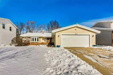 1810 W Thornwood Ln, Mount Prospect, IL 60056
