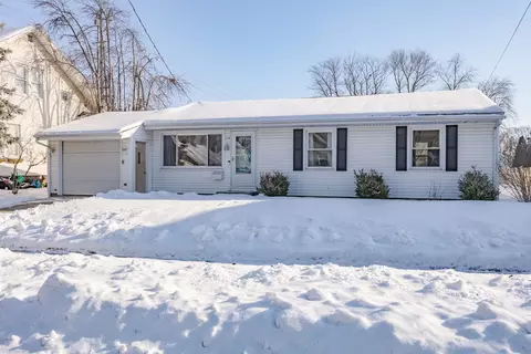 115 N Pine St, Washington, IL 61571