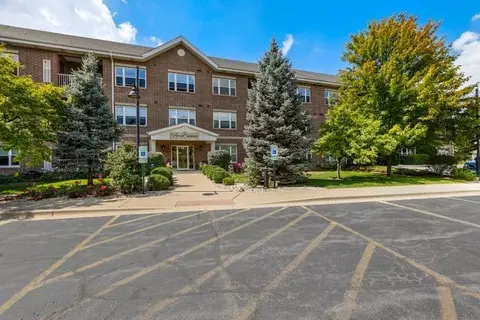 10 N Gilbert St #101, South Elgin, IL 60177
