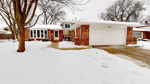 8583 Wood Vale Dr, Darien, IL 60561
