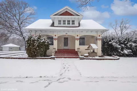 32 E Maple Ave, Roselle, IL 60172