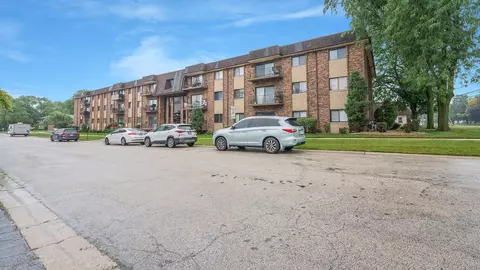 8901 S Roberts Rd #307, Hickory Hills, IL 60457