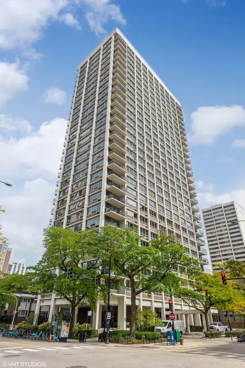 88 W Schiller St #801, Chicago, IL 60610