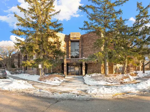 925 Spring Hill Dr #302, Northbrook, IL 60062