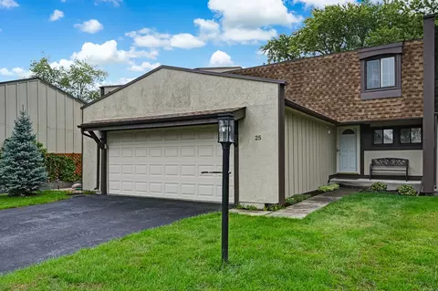 25 Stonehearth Sq, Indian Head Park, IL 60525