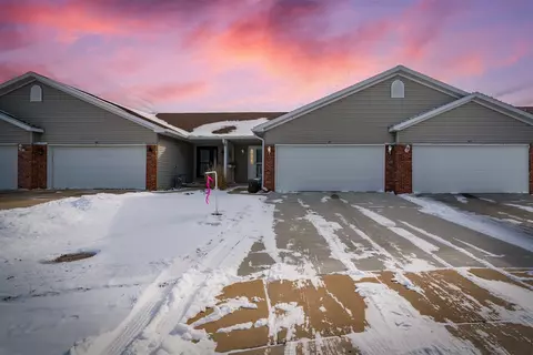 47 Oak Park Rd, Bloomington, IL 61701