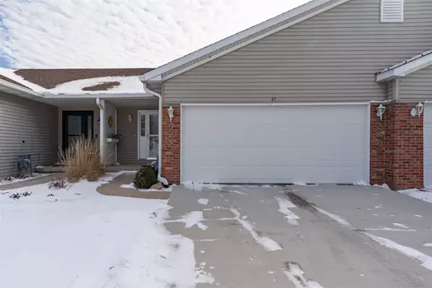 47 Oak Park Rd, Bloomington, IL 61701 photo 2