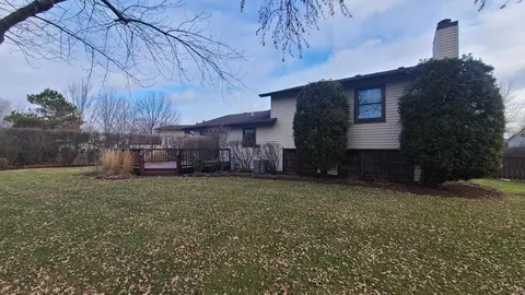 4100 Chesapeake Ct, Hoffman Estates, IL 60192 photo 9