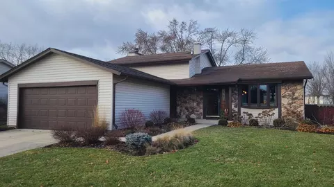 4100 Chesapeake Ct, Hoffman Estates, IL 60192 photo 2