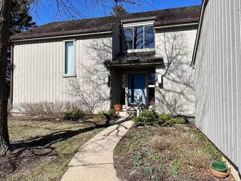 220 Thornhill Ln #B, Lake Barrington, IL 60010