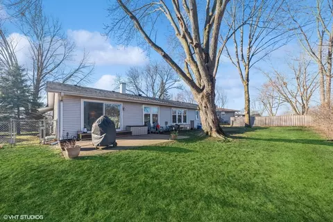 Exterior - 4190 N Firestone Dr, Hoffman Estates, IL 60192 photo 6 of 7
