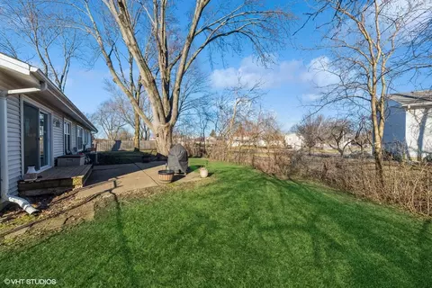 Exterior - 4190 N Firestone Dr, Hoffman Estates, IL 60192 photo 3 of 7