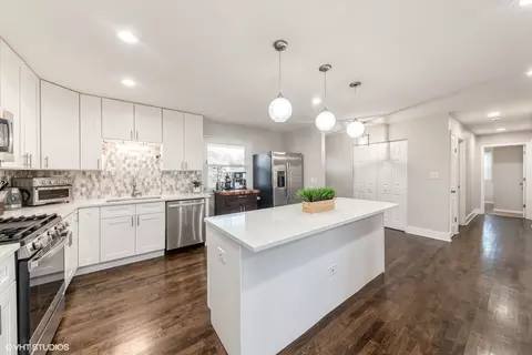 Kitchen - 4190 N Firestone Dr, Hoffman Estates, IL 60192 photo 4 of 5