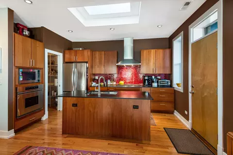 750 W Bittersweet Pl, Chicago, IL 60613 photo 2