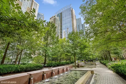 201 N Westshore Dr #2105, Chicago, IL 60601