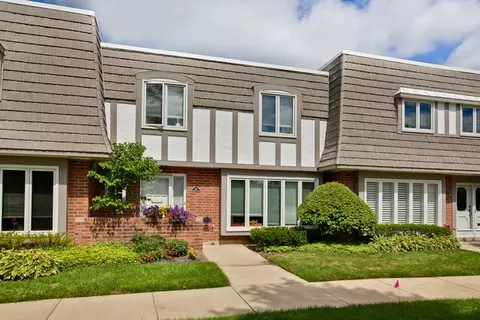 1417 Bordeaux Ct, Highland Park, IL 60035