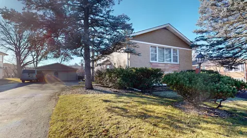 16 W749 56th Pl, Clarendon Hills, IL 60514