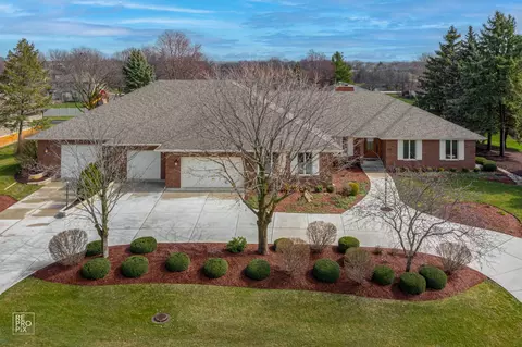 9 S 341 Skylane Dr, Naperville, IL 60564