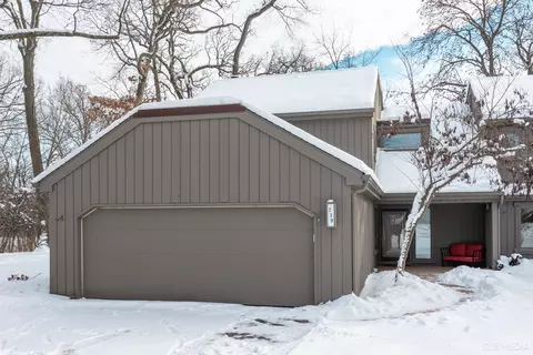739 Old Barn Rd, Lake Barrington, IL 60010