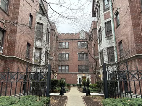 1111 Holley Ct #216, Oak Park, IL 60301