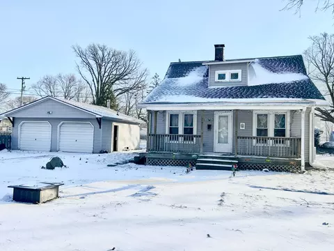 202 S 2nd St, Fisher, IL 61843