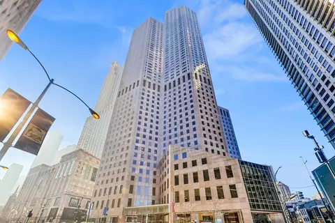 950 N Michigan Ave #4105, Chicago, IL 60611