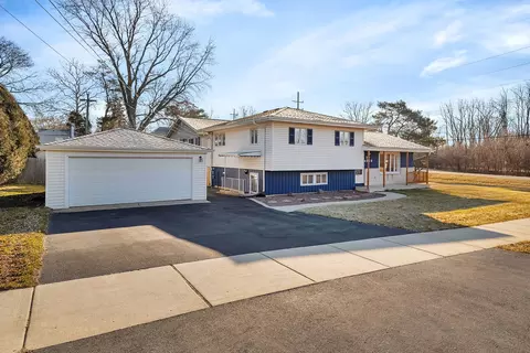 4929 Cross St, Downers Grove, IL 60515