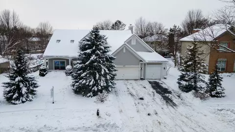 557 Meadowview Dr, Wauconda, IL 60084